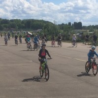 Cycle rally on the eastern taxiway at old Templehof airfield